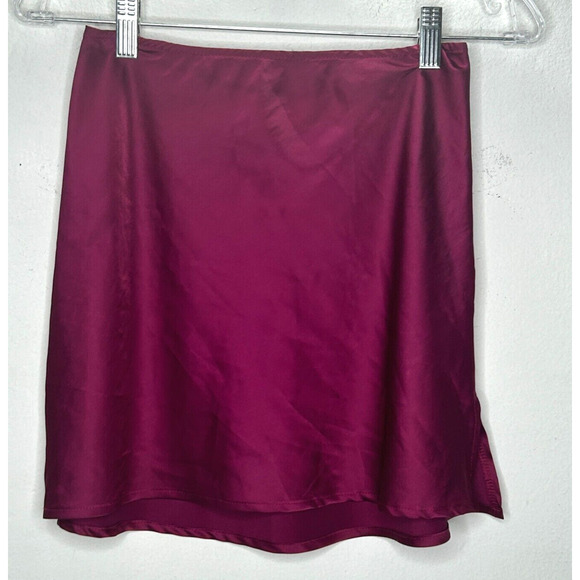 Magenta Satin Side-Zip Flowy Mini Skirt with Side Slit S - Picture 2 of 8